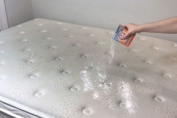 Xử lý vết bẩn trên đệm mút bằng bakingsoda