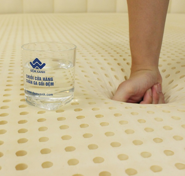 Đệm cao su thiên nhiên nổi bật với độ đàn hồi cao, bảo vệ cột sống tối ưu